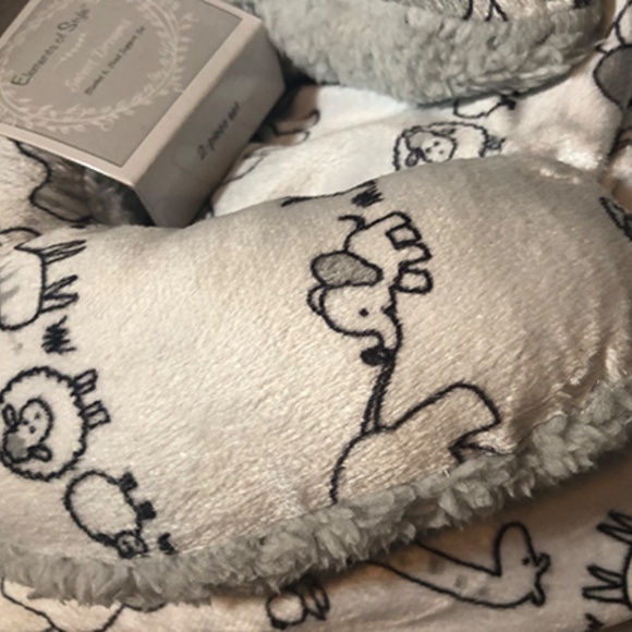 Elements of Style Sweet Dreams Blanket & Head Support Set - Picture 2 of 5